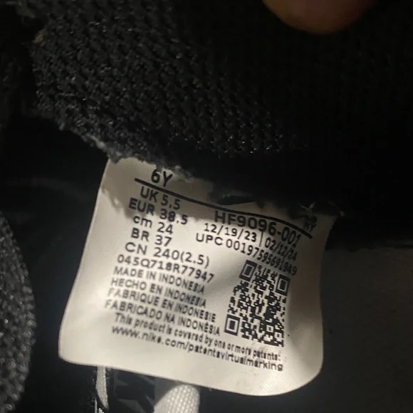 Nike Black and White Sneakers - Picture 4 of 5